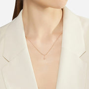 Primo piano del ciondolo DMC4001, evidenziando il diamante e la finitura lucida dell’oro rosa.